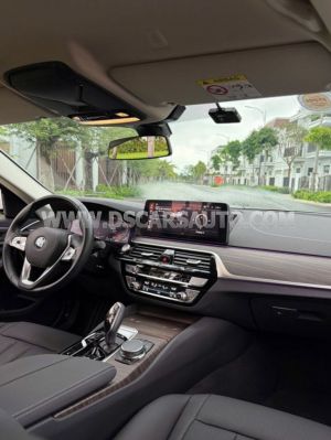 Xe BMW 5 Series 520i 2023